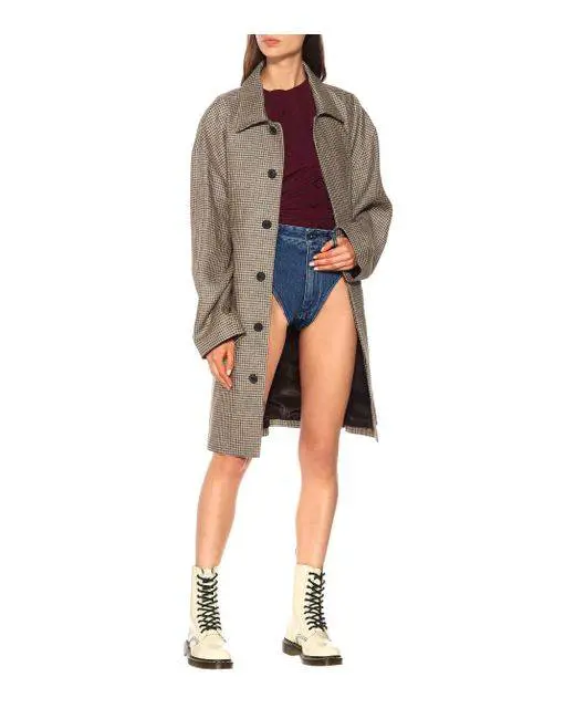 Ecco gli shorts di jeans fatti come una mutanda che costano 300 euro