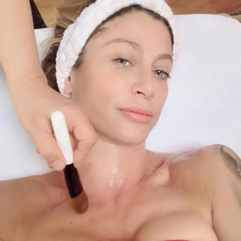 Maddalena Corvaglia resta senza accappatoio su Instagram