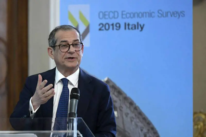 Tria tifa per aumento Iva "Tagliare Irpef, meglio tasse su consumi"