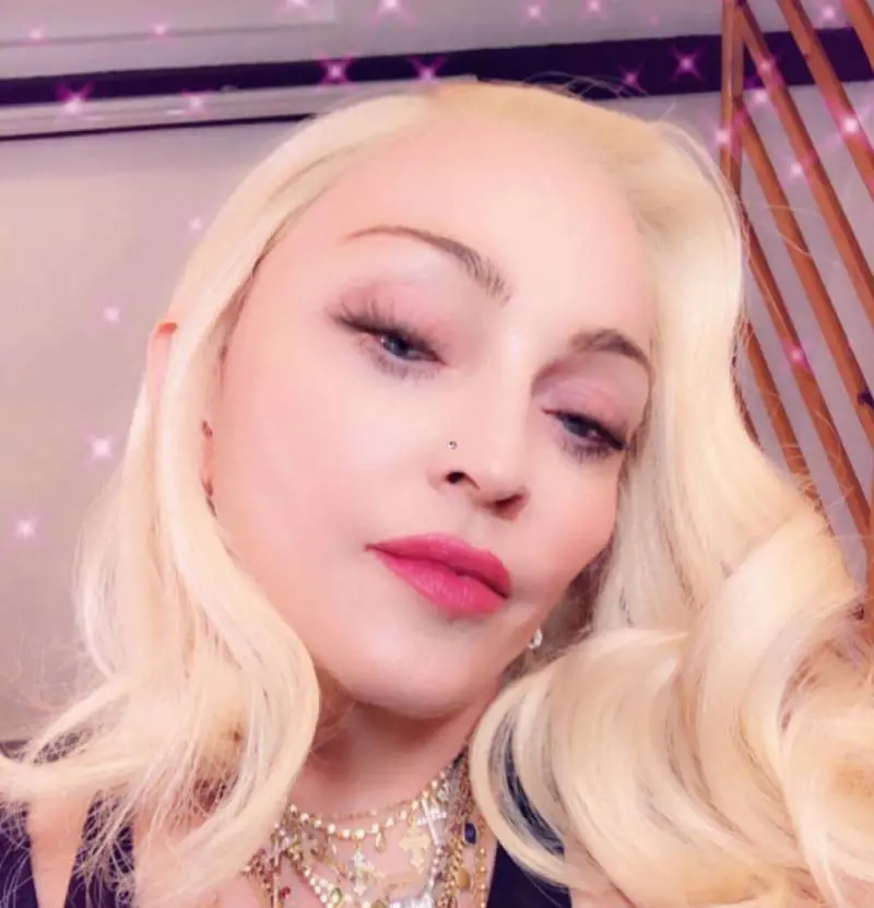 Madonna mostra in un video il trucco per un lifting naturale