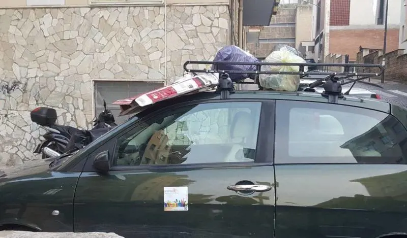 Parcheggia in divieto di sosta, i residenti gli imbrattano la macchina di rifiuti