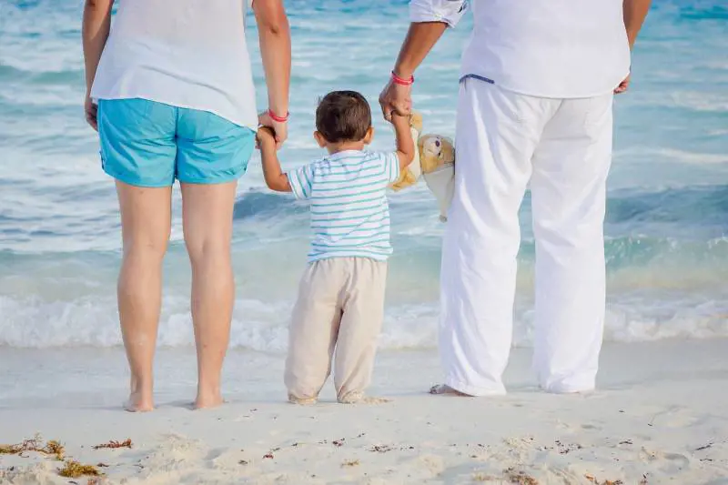 Sulla carta d'identità dei bimbi ora tornano "padre" e "madre"