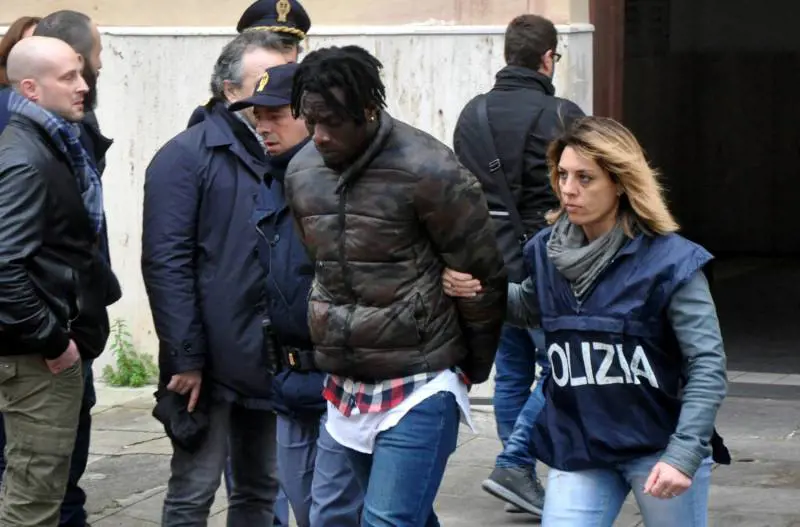"Devono bere lacrime e sangue". Maxi blitz sulla mafia nigeriana
