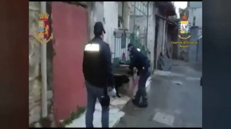 Blitz al Rione Berlingieri: finanzieri e cani antidroga trovano armi e droga
