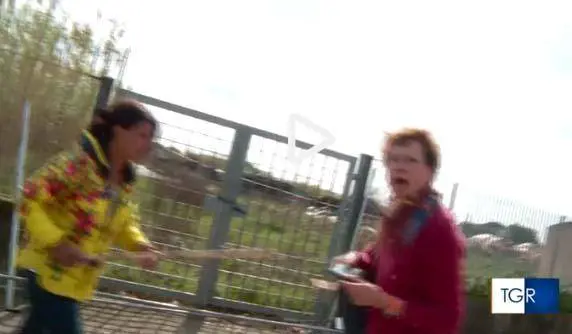 Giornaliste aggredite da rom durante servizio su discarica abusiva