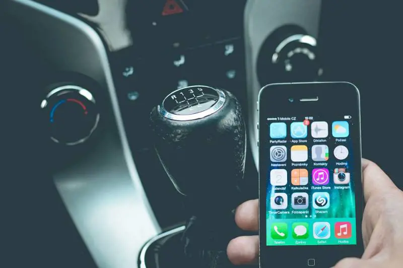 Genova dichiara guerra a chi usa il cellulare mentre guida