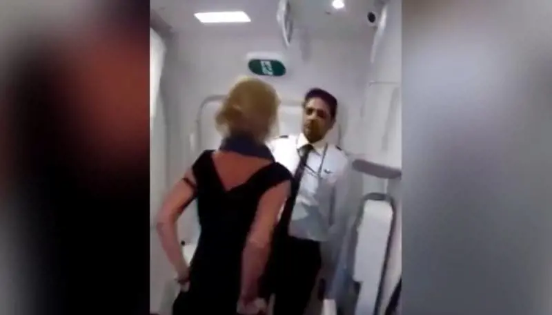 "Scimmia indiana". Ubriaca viene arrestata dopo un volo Air India