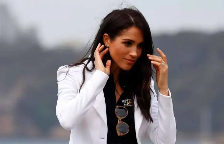 La regina Elisabetta II vieta a Meghan Markle i gioielli della Corona