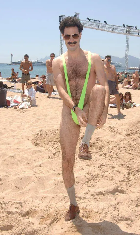 Girano per Cracovia in mankini, la polizia li cerca