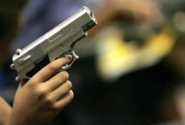 Ostia, lite in un pub e colpi di pistola: ferito un uomo