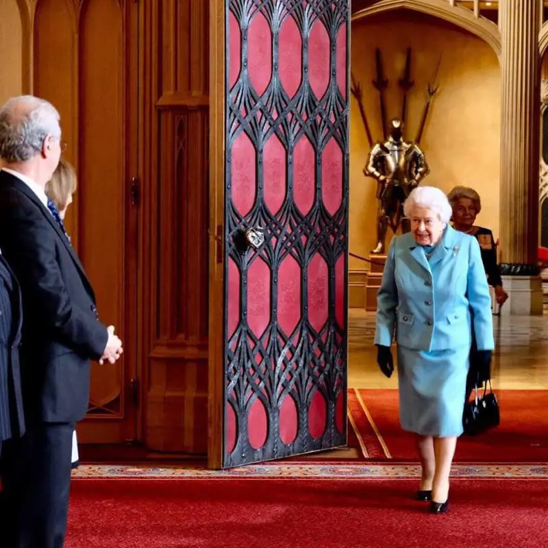 L'indiscrezione: "Meghan non può indossare i gioielli della Corona"