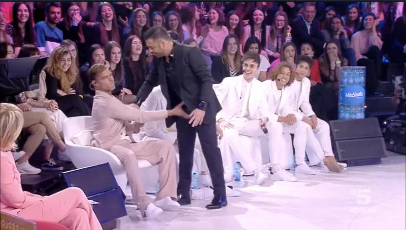 Amici, Ricky Martin tocca "le parti basse" di Amedeo