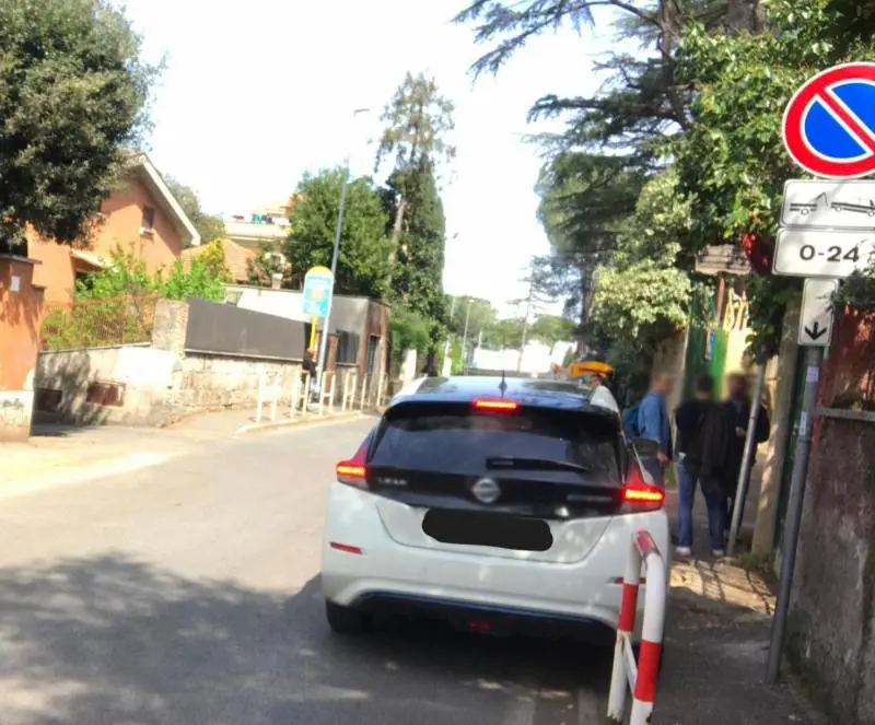 Polemica sul parcheggio dell'auto della Raggi