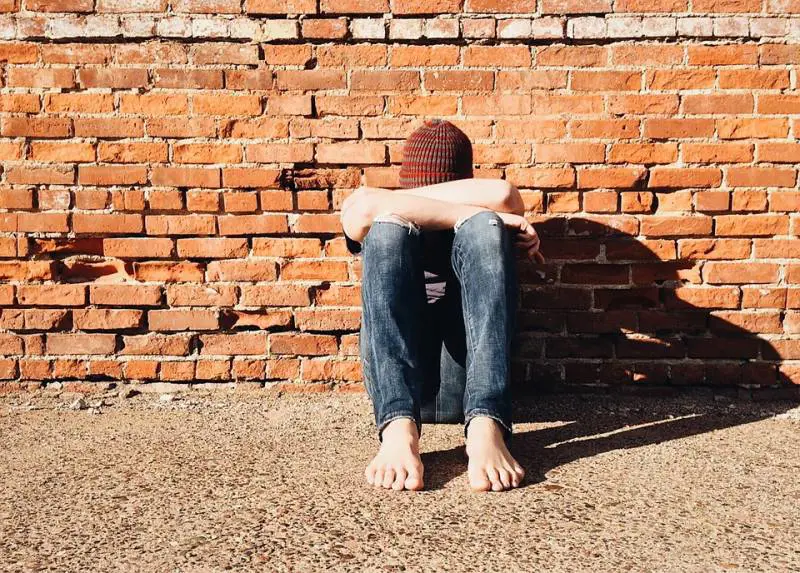 Bullismo in una scuola media. Compagno lo prende per il collo