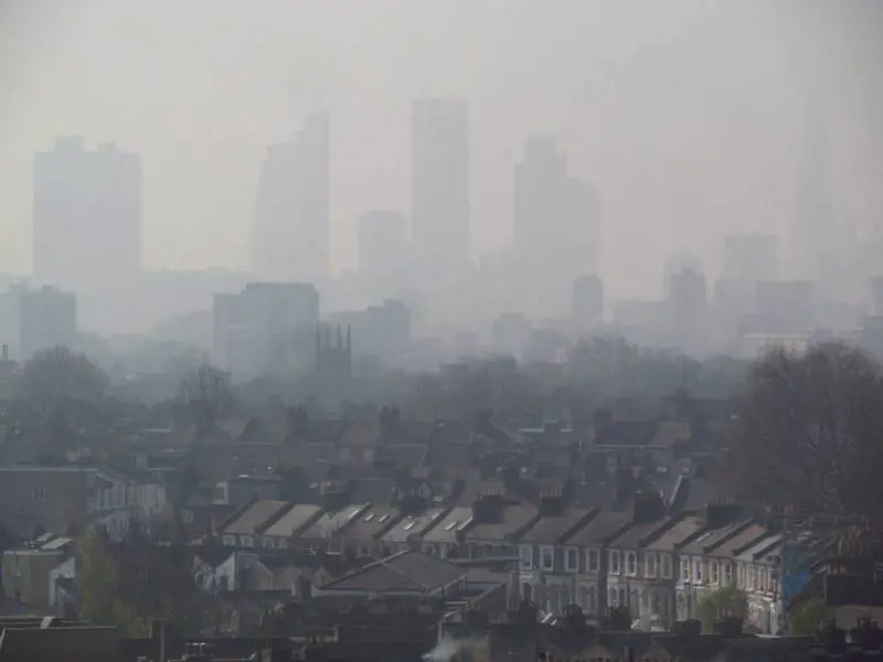 Londra "filtra" l'aria: supertassa per chi entra in centro con l'auto