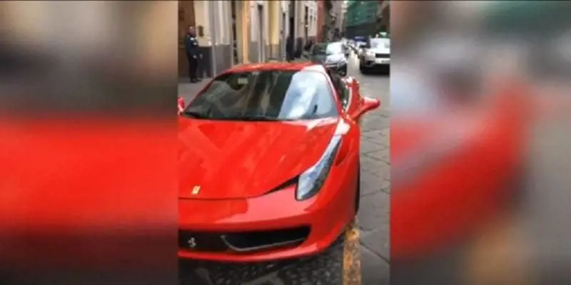 Ferma Ferrari sul posto dei disabili e insulta consigliere regionale