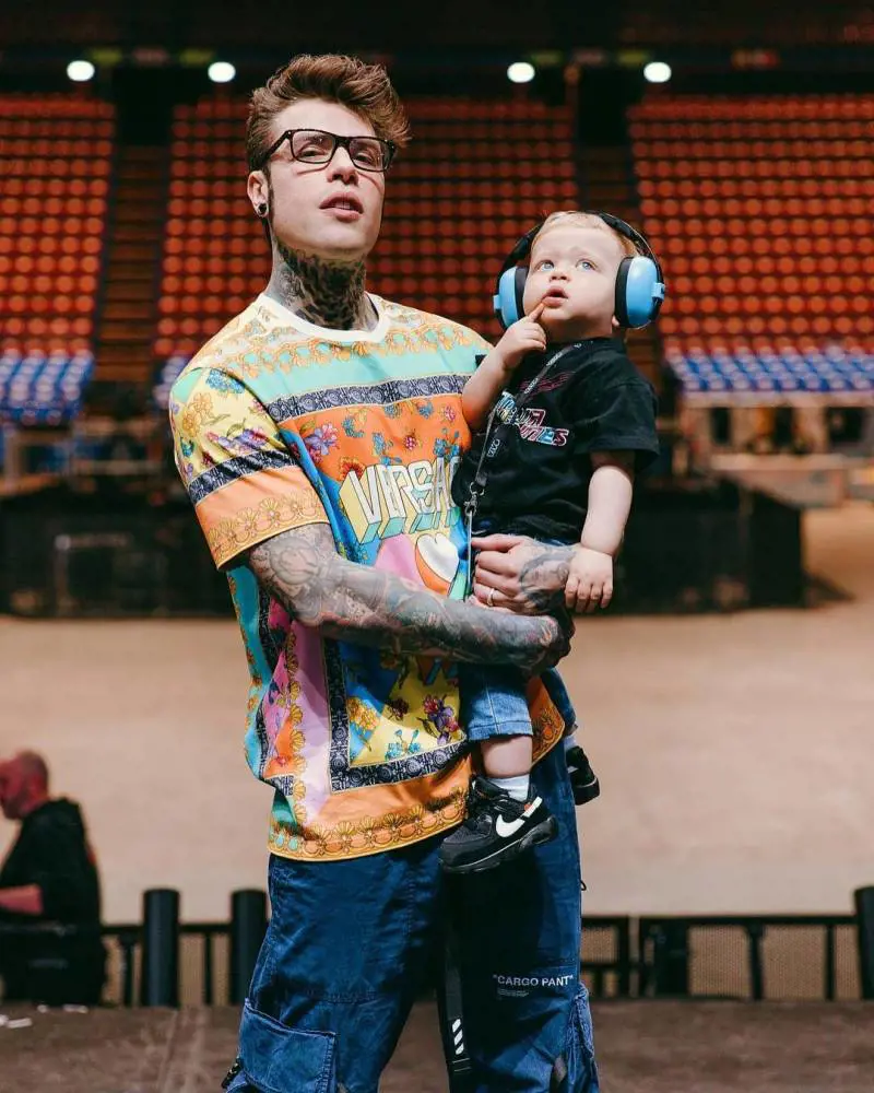 La prima volta di Leone ad un concerto del padre Fedez