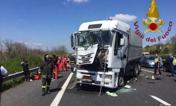 Roma, incidente in A1 con pullman di bambini in gita: 6 feriti