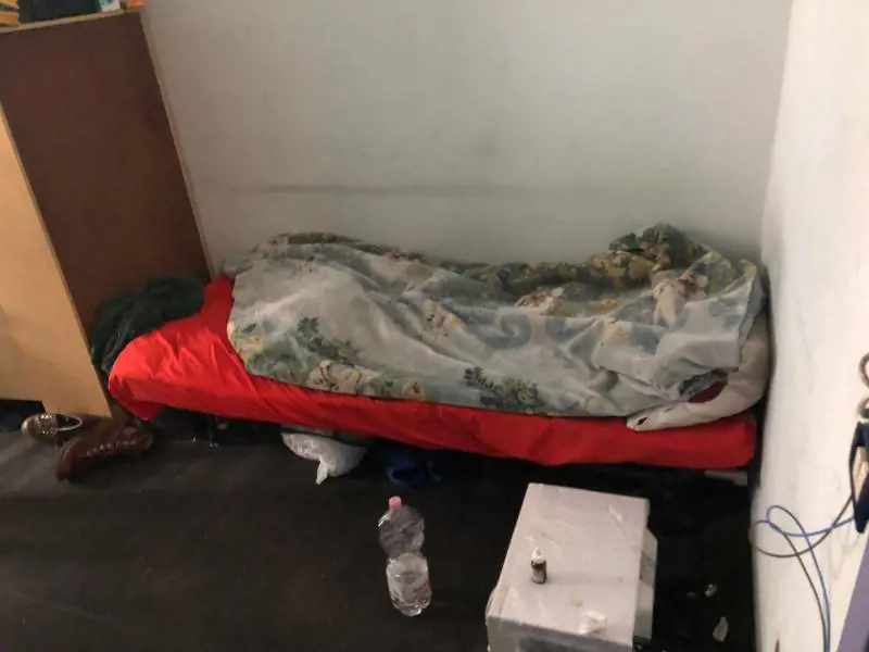 Clandestini occupano l'ex scuola. Sardone: "È un buco nero dove dormono"
