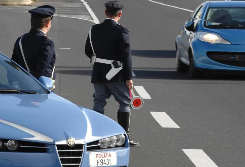 Aggrediscono agenti al posto di blocco: arrestati due rom