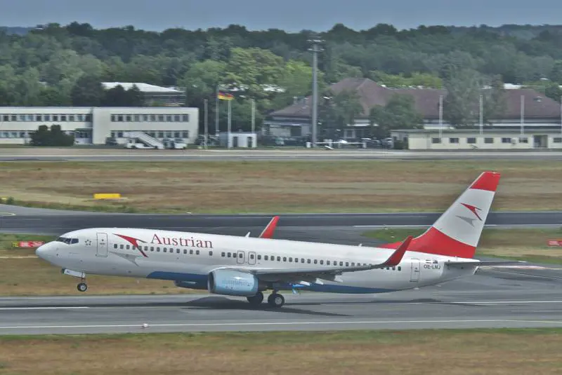 Fanno irruzione in pista e rapinano l'aereo: rubati 10 milioni di euro