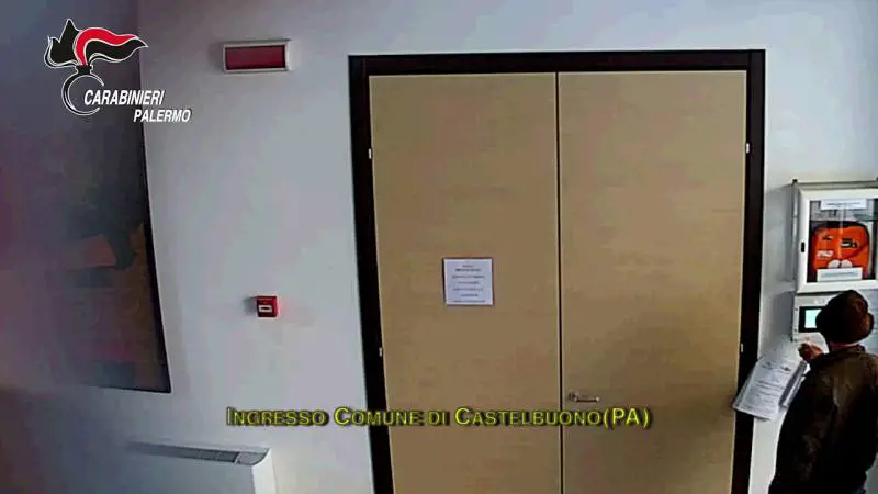 Furbetti del cartellino, a fare shopping invece che al lavoro. Scoperti 15 dipendenti