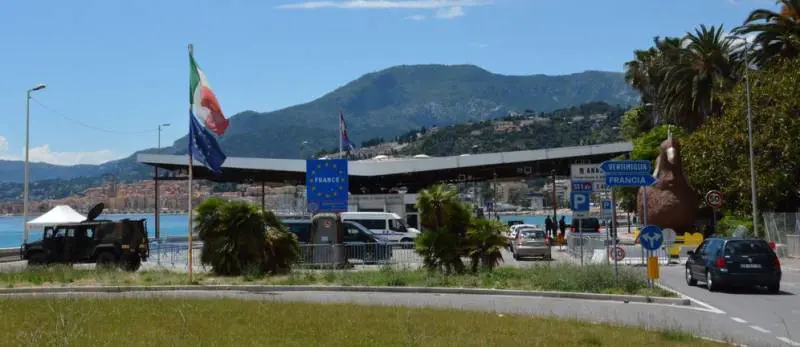 Autista arrestato con 6 migranti: Uber sospende tratta Italia-Francia