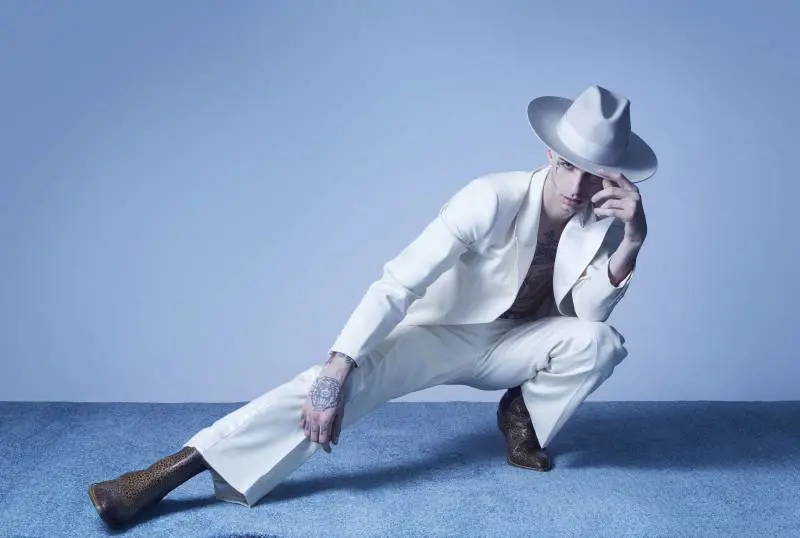 La svolta di Achille Lauro "La trap? Da ragazzini. Adesso mi vesto di punk"