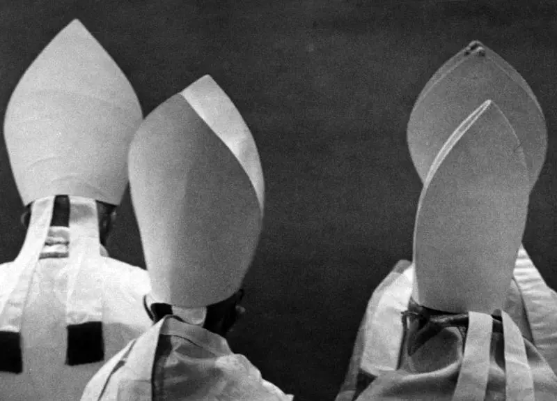 Pedofilia, spunta report choc sulla Chiesa francese: "Tremila preti"