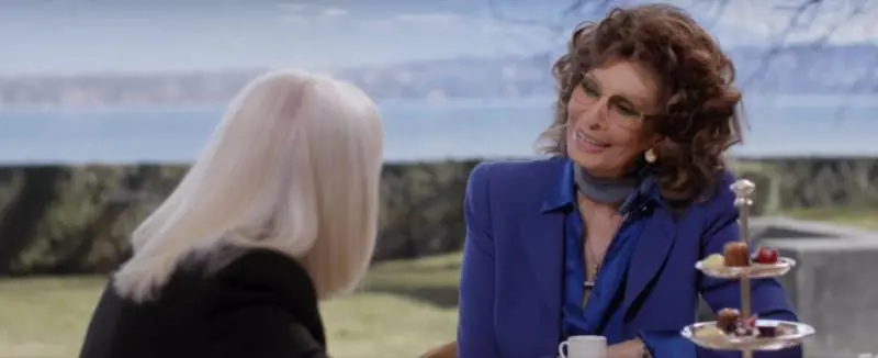 "Mi vuoi sputt....e?": Raffaella Carrà scherza con Sophia Loren
