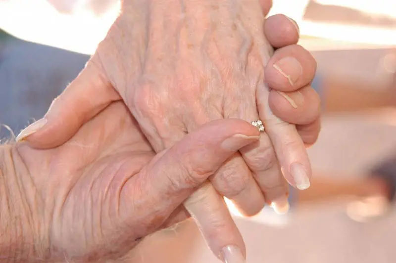 L'anziana fa sesso focoso. E i figli denunciano il suo amante 85enne