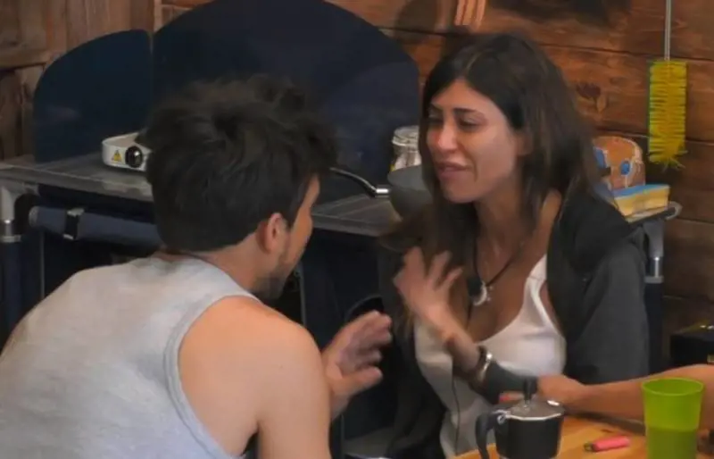 Grande Fratello, Mila Suarez piange per Alex Belli: "Voleva un figlio da me"
