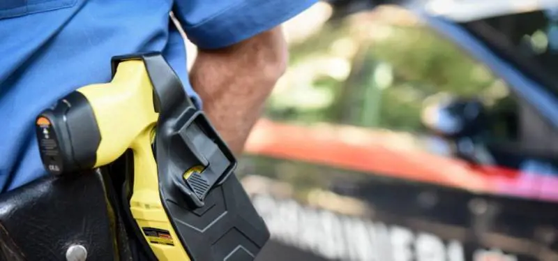 Il laser, il grilletto, le cartucce: cosa è in grado di fare il taser