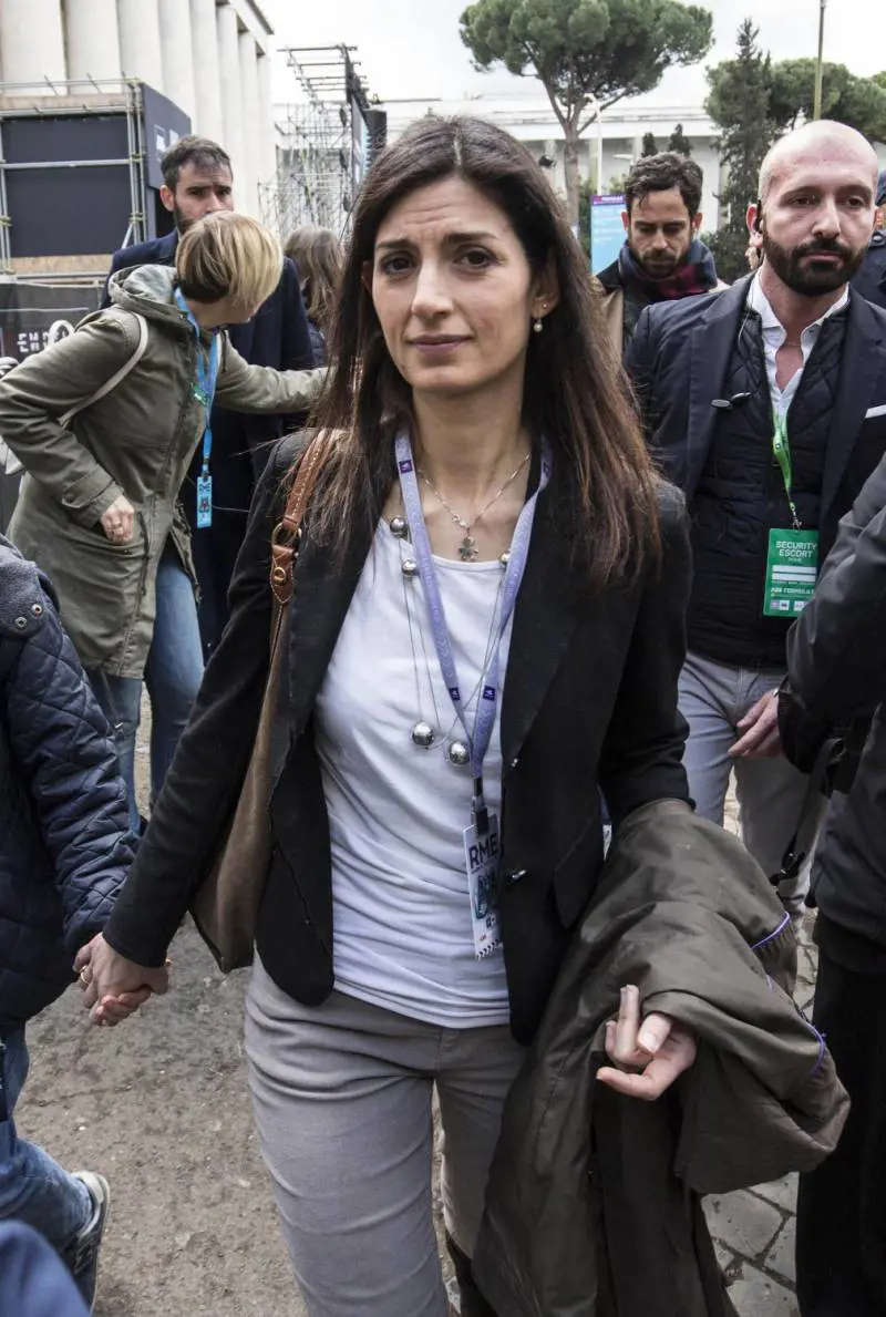 La Raggi e la promessa di soldi per Ama all'ex ad: “Così ti levi dalle palle le banche”