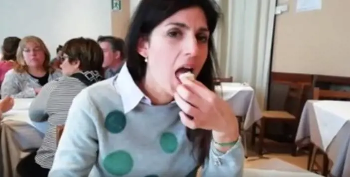 Raggi e il pane per spiegare come ridurre il debito di Roma: "Capito Salvini?"