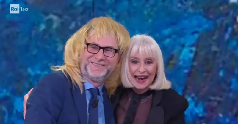 Che tempo che fa, Raffaella Carrà mette la parrucca bionda anche a Fazio