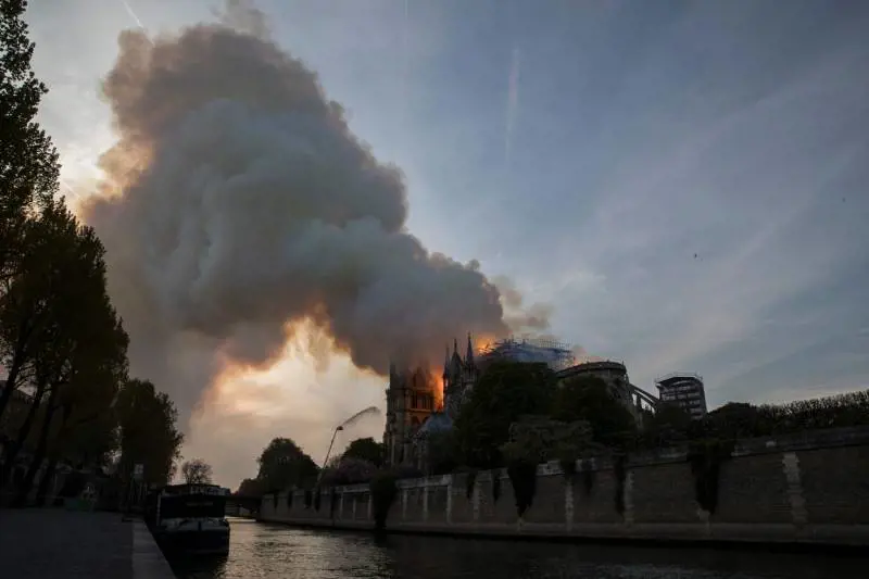 La gente piange e si inginocchia: "Spettacolo che stringe il cuore"