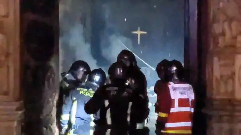 Miracolo a Notre-Dame: Croce e Altare centrale sono salvi