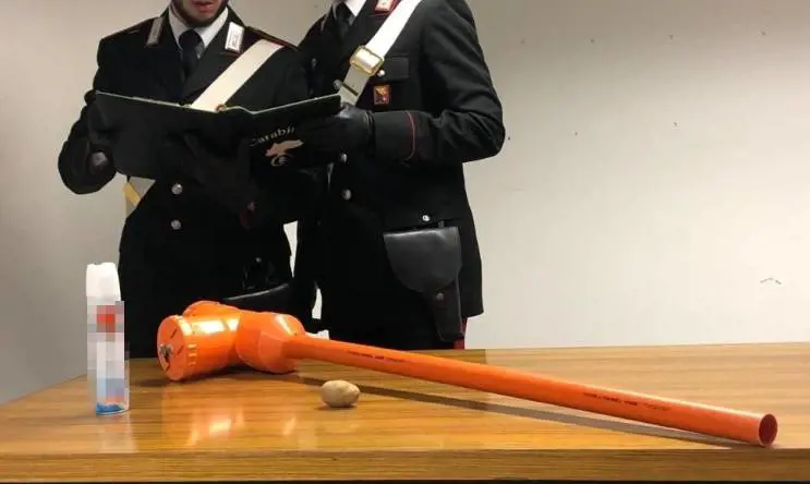 Palermo, sparano patate sui passanti con un bazooka