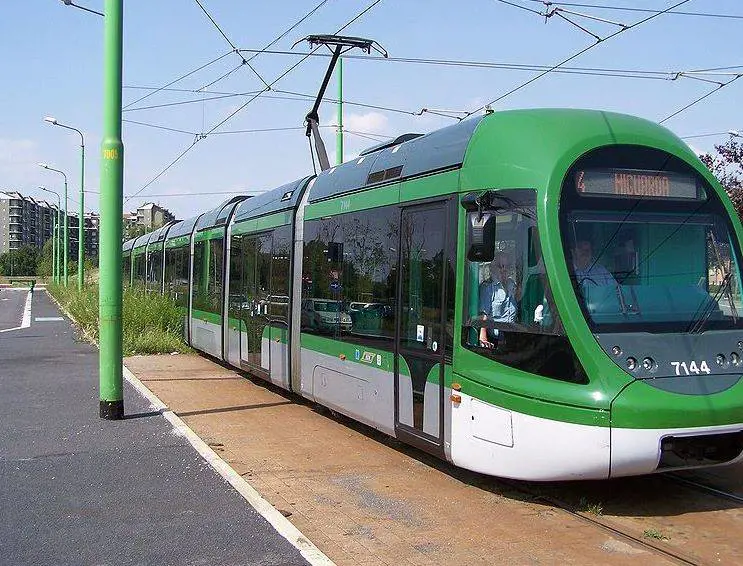 Milano, fa i bisogni sul tram si fa filmare dall'amico e poi posta tutto sui social