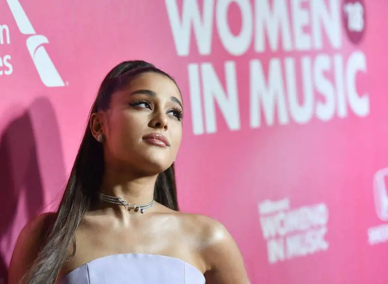 Ariana Grande: le tirano un limone durante il concerto. E lei reagisce così