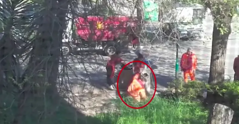 Roma, gettavano oli esausti in un tombino: la Raggi posta il video