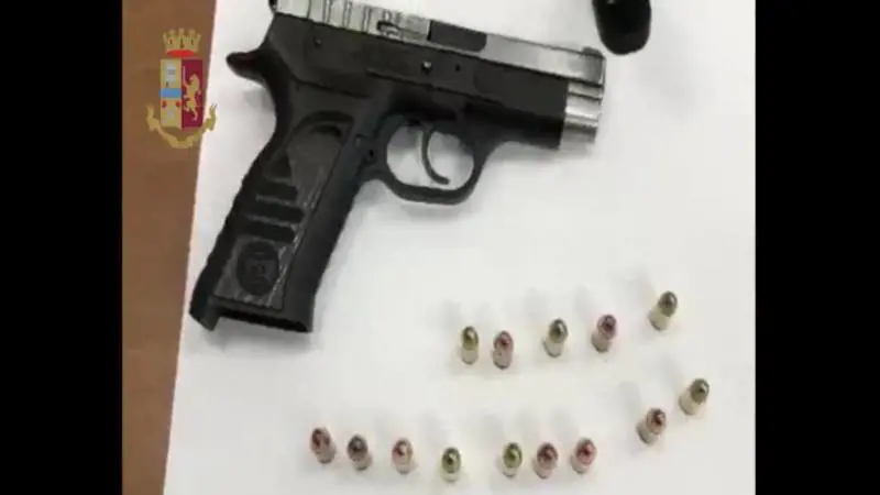 Portici, nascondeva armi e proiettili dietro l'armadio: arrestato pregiudicato