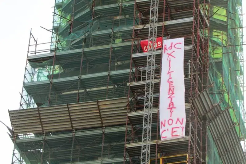 Napoli, ex operai Fca sul campanile del Carmine: "Qui la nostra Passione"