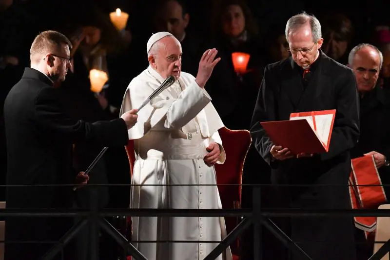 Il Papa alla Veglia di Pasqua: "Superiamo chiusure e paure"