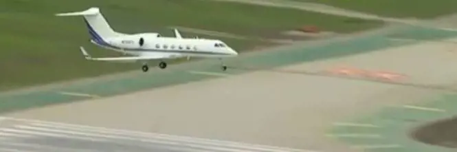 Mosca. Aereo in fiamme, passeggeri denunciati per aver aperto l'uscita di sicurezza