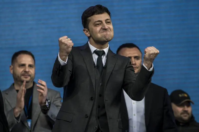L'ex comico non scherza. Zelensky apre a Mosca e scioglie il Parlamento