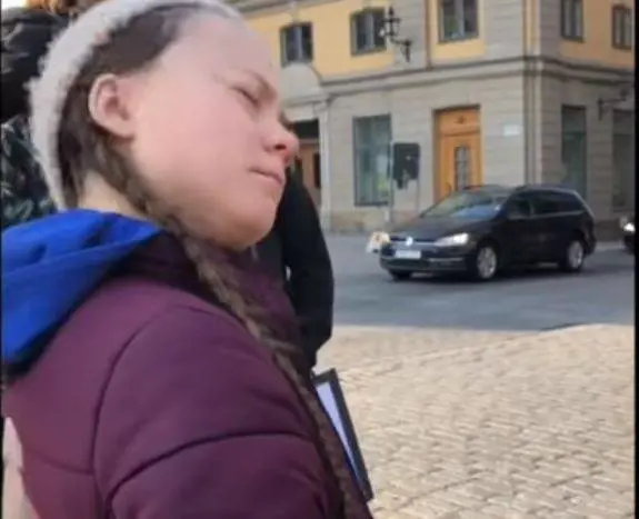 Fusaro: "Messaggio in codice di Greta: toglie il cappello e... Così funziona il burattino"