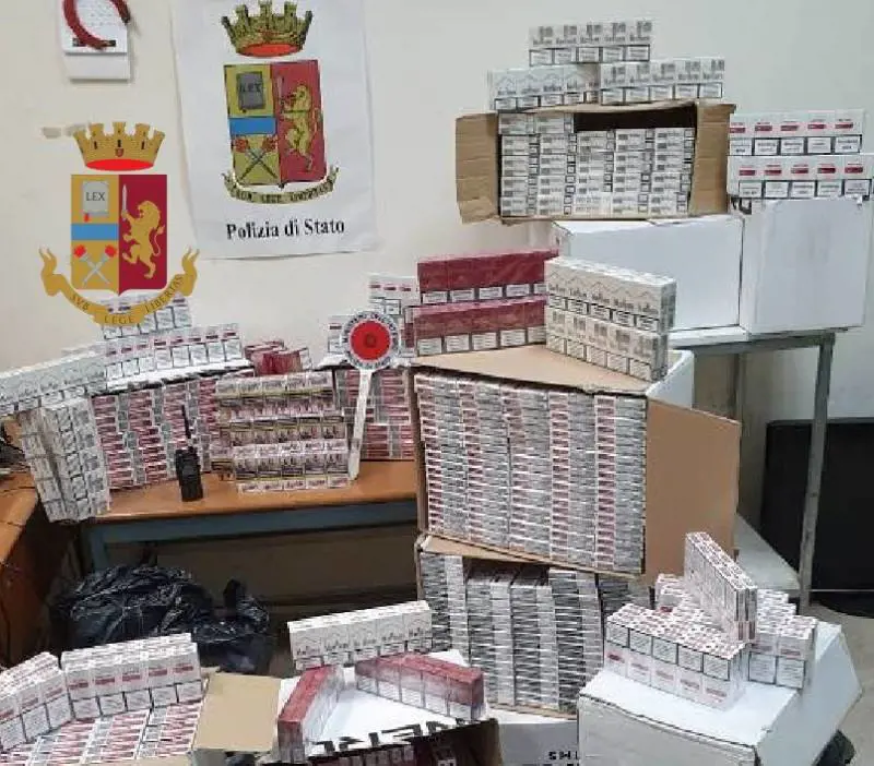 Dietro la lavatrice il deposito di sigarette di contrabbando
