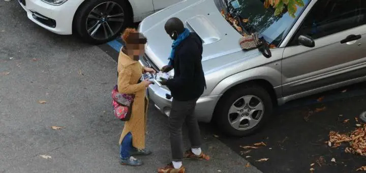 Siena, venditore ambulante straniero minaccia coppia: “Razzisti”